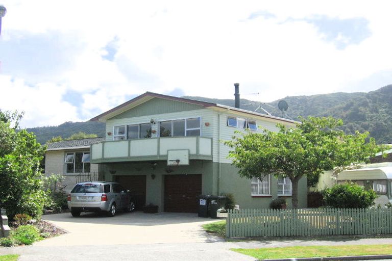 Photo of property in 7 Omaha Grove, Totara Park, Upper Hutt, 5018