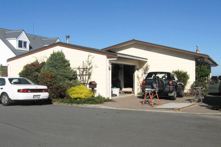 Photo of property in 2/13 Mcmanaway Grove, Stokes Valley, Lower Hutt, 5019