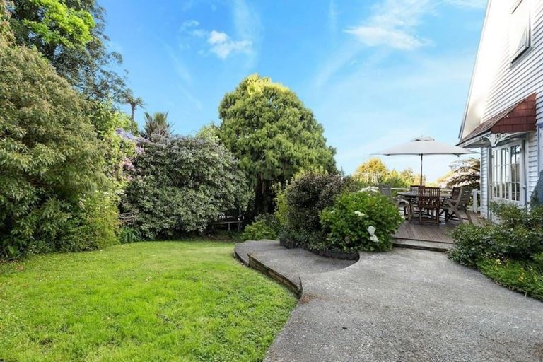 Photo of property in 552 Scenic Drive, Waiatarua, Auckland, 0612