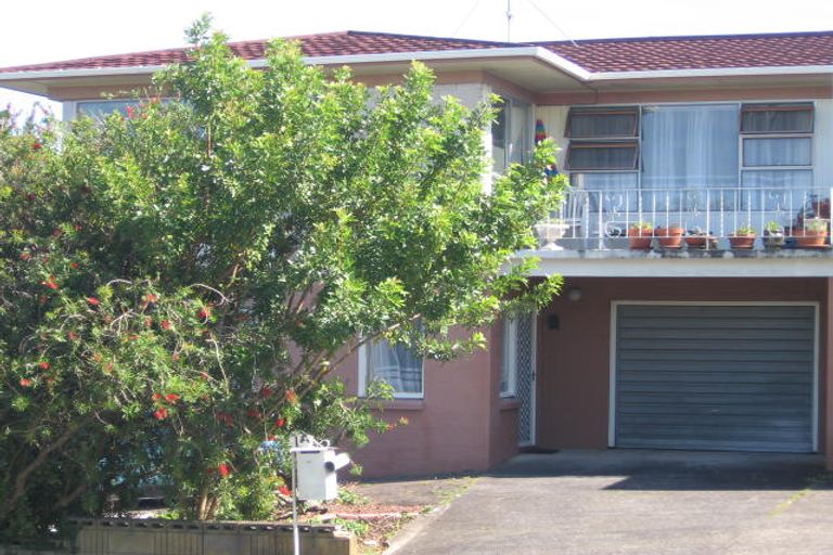 Photo of property in 1/1 Woodcote Drive, Glenfield, Auckland, 0629