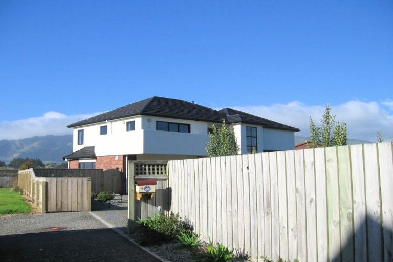 Photo of property in 16 Olliver Grove, Waikanae Beach, Waikanae, 5036
