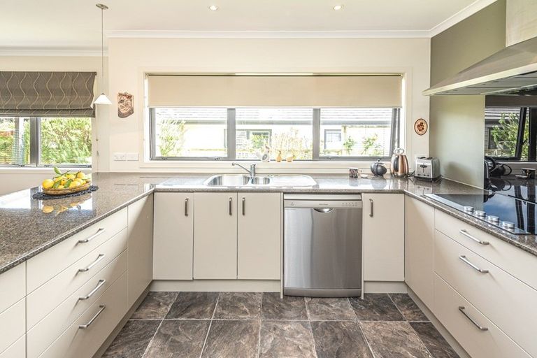 Photo of property in Caversham Park, 2/33 Caversham Road, Westmere, Whanganui, 4501