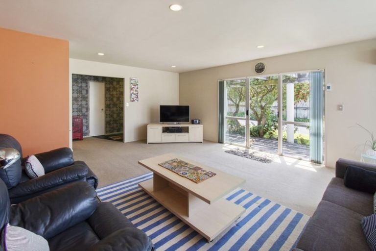 Photo of property in 21 Gardone Terrace, Conifer Grove, Takanini, 2112