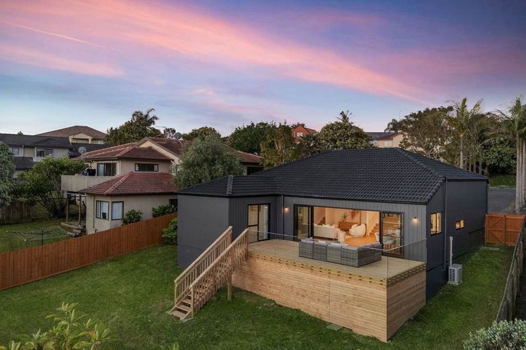 Photo of property in 20 Baulcomb Parade, Windsor Park, Auckland, 0632