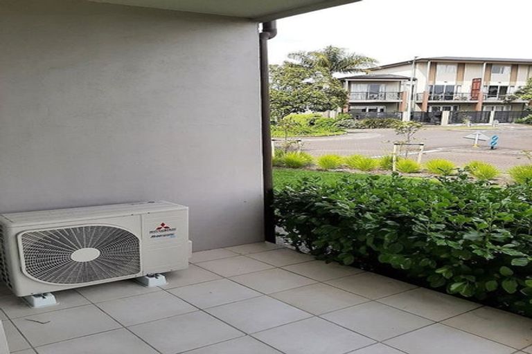 Photo of property in 2/1 Opito Way, East Tamaki, Auckland, 2013