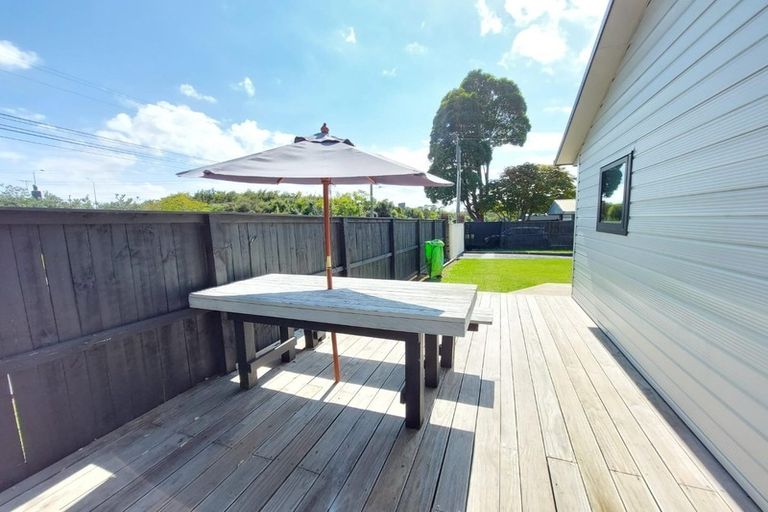 Photo of property in 5 Alwyn Avenue, Te Atatu South, Auckland, 0610