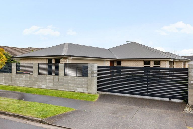 Photo of property in 18 Gibbston Close, Huntington, Hamilton, 3210