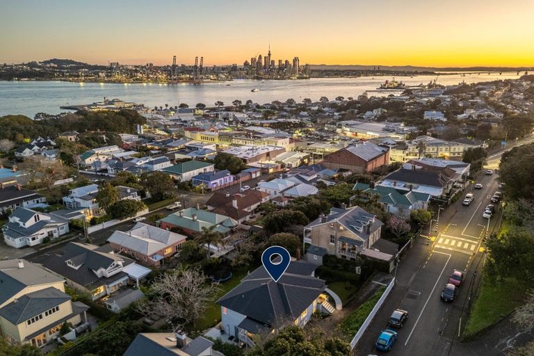 Photo of property in 19 Kerr Street, Devonport, Auckland, 0624