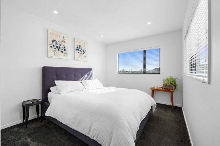 Photo of property in 15 Korama Lane, New Lynn, Auckland, 0600