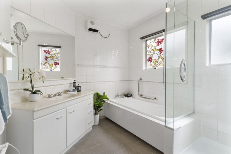 Photo of property in 5 Puawai Place, Northcote, Auckland, 0627