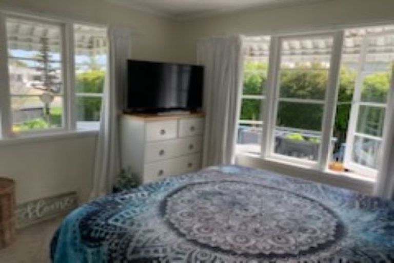 Photo of property in 43 Tindalls Bay Road, Tindalls Beach, Whangaparaoa, 0930