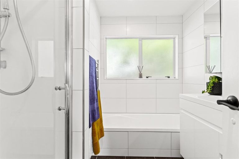 Photo of property in 34 Sungrove Rise, Sunnyvale, Auckland, 0612