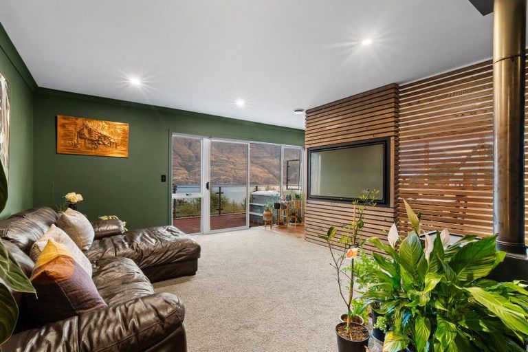Photo of property in 2 Evergreen Place, Sunshine Bay, Queenstown, 9300