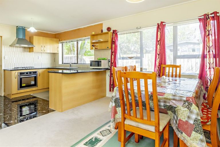 Photo of property in 2/9 Sharivari Place, Conifer Grove, Takanini, 2112