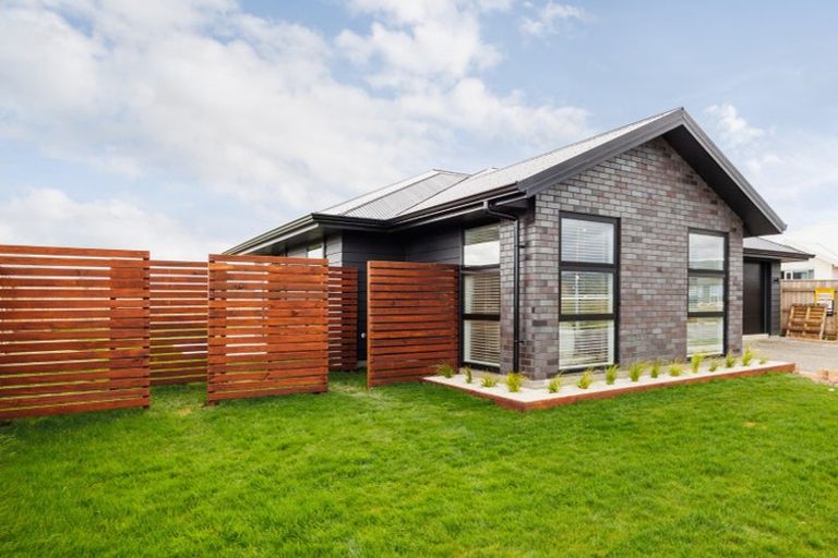 Photo of property in 70 Atlantic Drive, Fitzherbert, Palmerston North, 4410