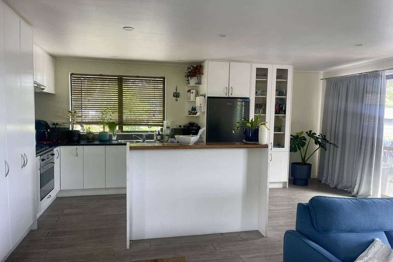 Photo of property in 9a Taioma Crescent, Te Atatu Peninsula, Auckland, 0610