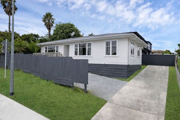 Photo of property in 53a Sylvan Crescent, Te Atatu South, Auckland, 0610