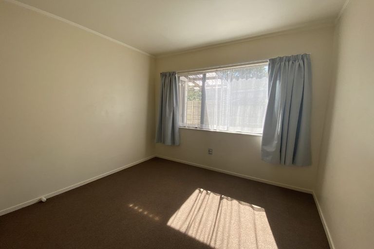 Photo of property in 2/30 Cockayne Crescent, Sunnynook, Auckland, 0620