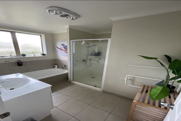 Photo of property in 28 Kathleen Reece Place, Waiuku, 2123