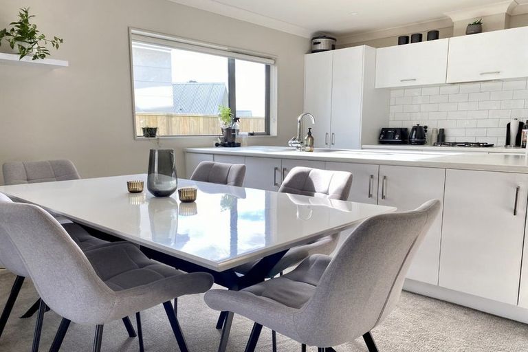 Photo of property in 6 Brindle Way, Newlands, Wellington, 6037