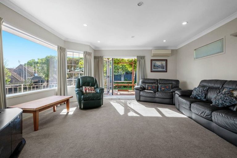 Photo of property in 11 Mcmillan Place, Mellons Bay, Auckland, 2014