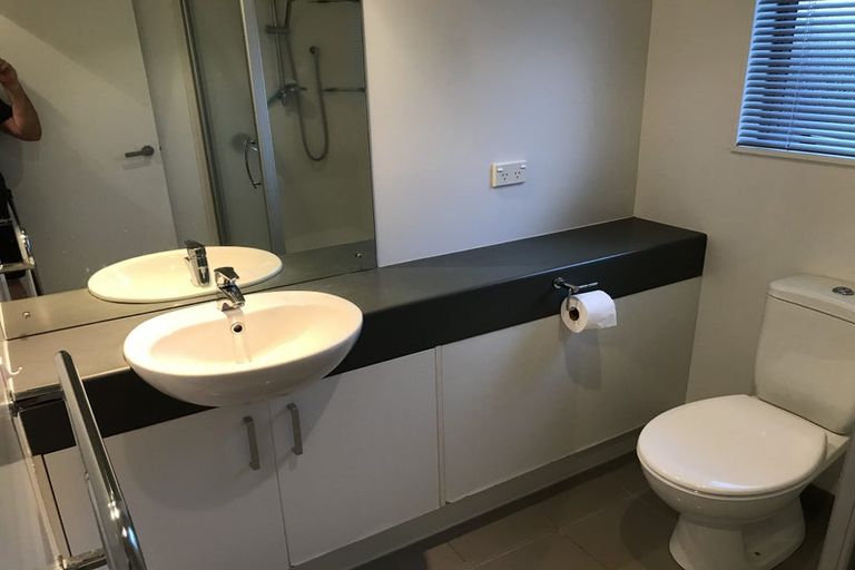 Photo of property in 1a/71 Spencer Road, Oteha, Auckland, 0632