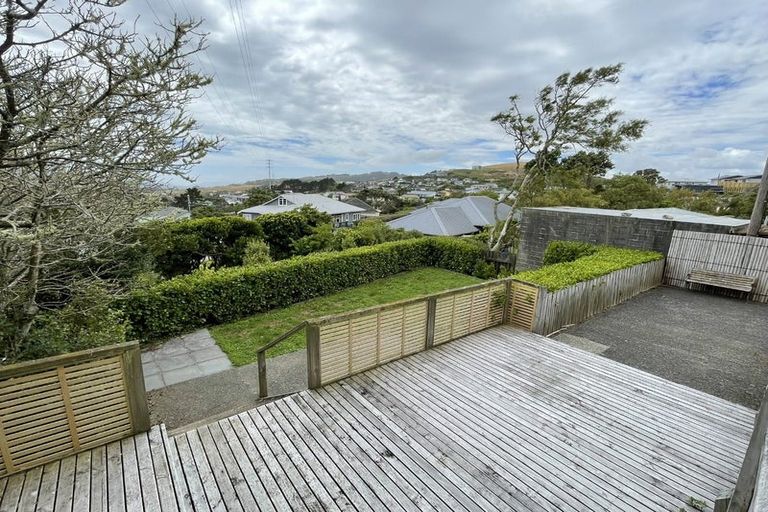 Photo of property in 28 Brooker Grove, Newlands, Wellington, 6037