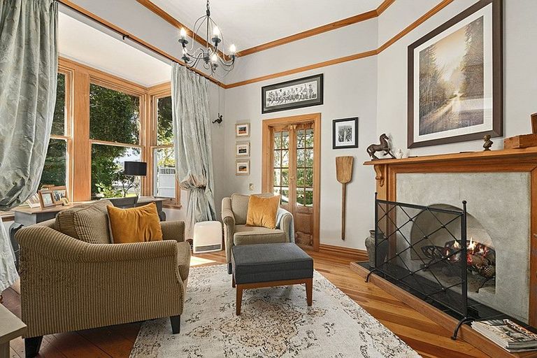 Photo of property in 2 Barton Road, Heretaunga, Upper Hutt, 5018