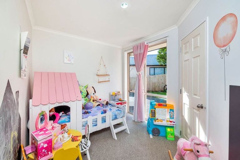 Photo of property in 20 View Ridge Drive, Ranui, Auckland, 0612