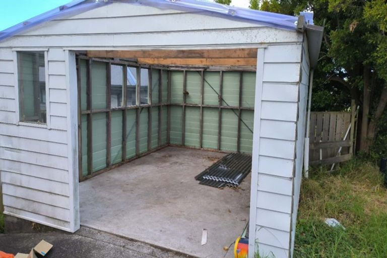 Photo of property in 327 Wairau Road, Totara Vale, Auckland, 0627