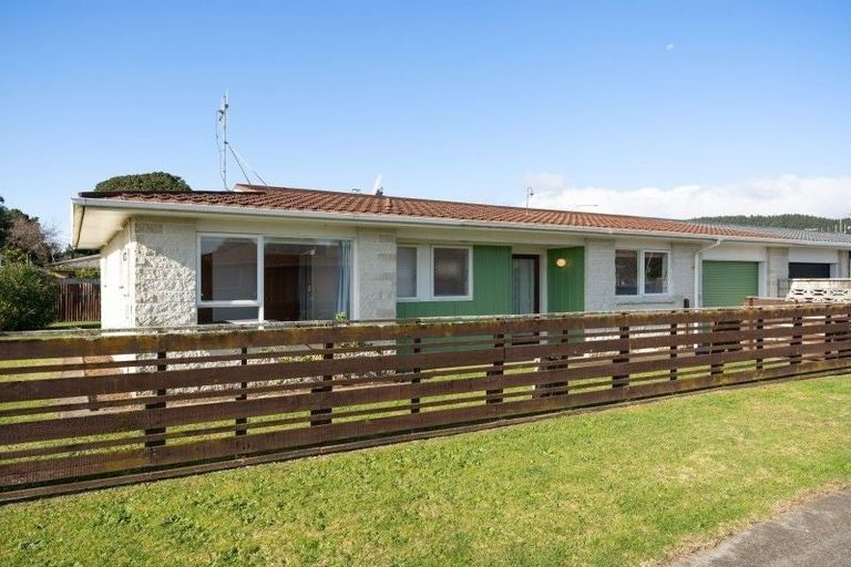 Photo of property in 4 Greenwood Place, Paraparaumu, 5032