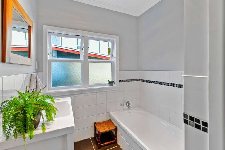 Photo of property in 1 Durie Vale Road, Durie Hill, Whanganui, 4500