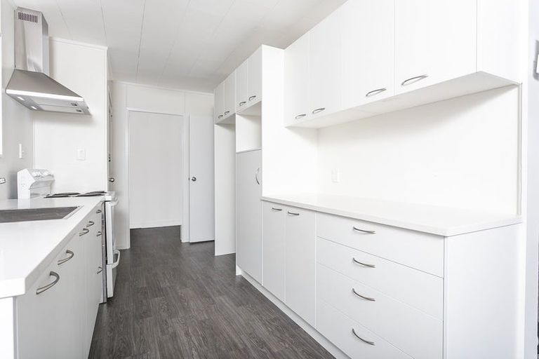 Photo of property in 90 Sunnyside Road, Sunnyvale, Auckland, 0612