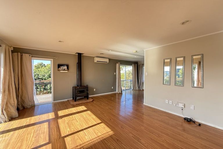 Photo of property in 3 Celeste Place, Totara Vale, Auckland, 0627