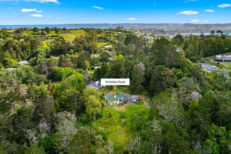 Photo of property in 10 Hobbs Road, Matakatia, Whangaparaoa, 0930