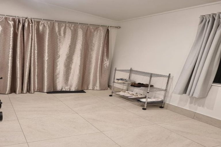 Photo of property in 1/73 Athena Drive, Totara Vale, Auckland, 0629