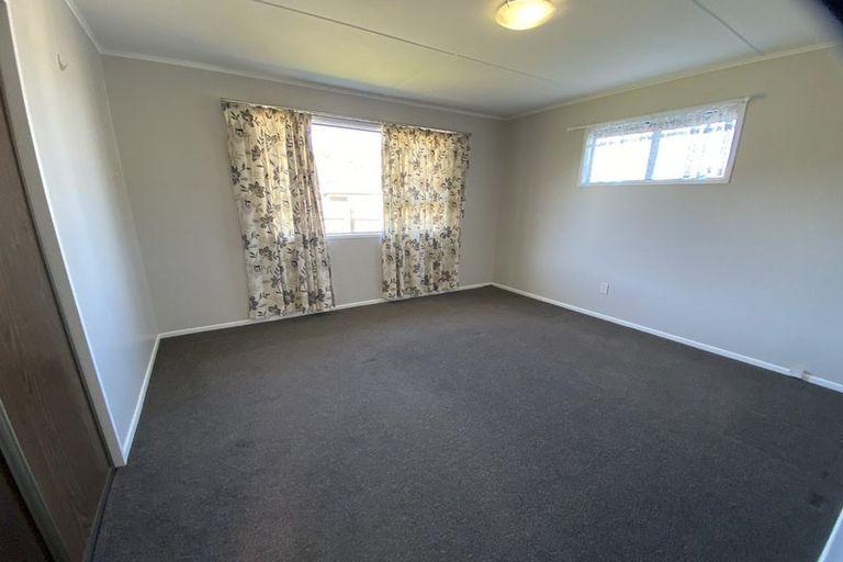 Photo of property in 75 Horokiwi Road West, Newlands, Wellington, 6037