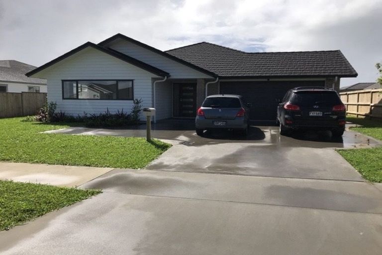 Photo of property in 3 Fred White Drive, Kumeu, 0810
