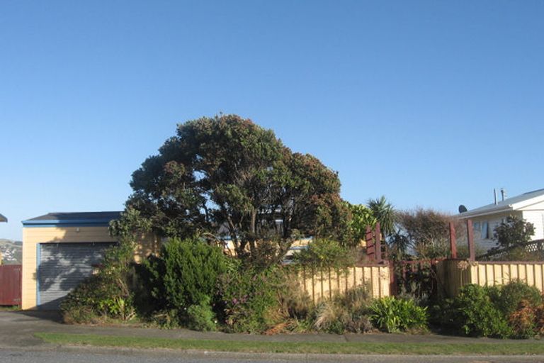 Photo of property in 143 Gloaming Hill, Titahi Bay, Porirua, 5022