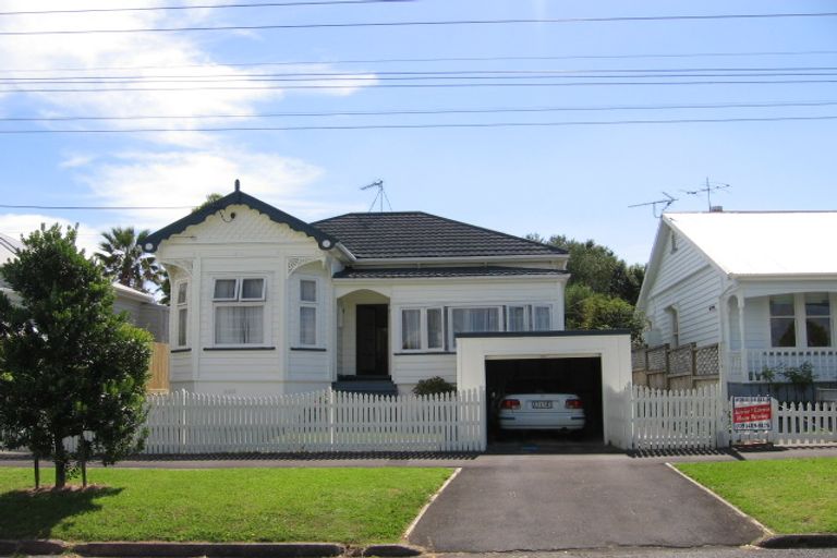 Photo of property in 19 William Bond Street, Stanley Point, Auckland, 0624