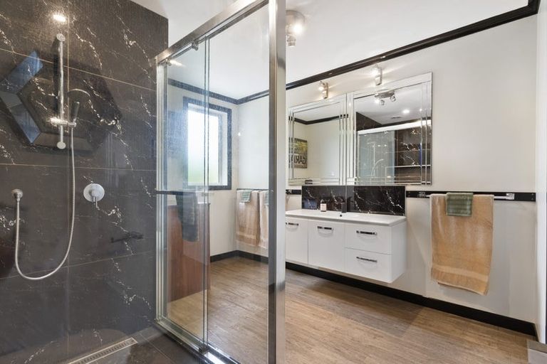 Photo of property in 2/11 Rangeview Road, Sunnyvale, Auckland, 0612