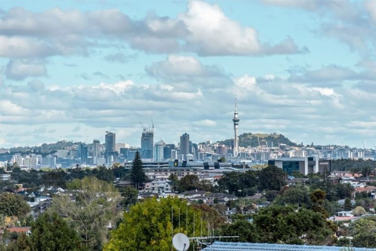 Photo of property in 42 Ravenwood Drive, Forrest Hill, Auckland, 0620