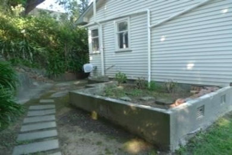 Photo of property in 18 Warrington Grove, Newlands, Wellington, 6037