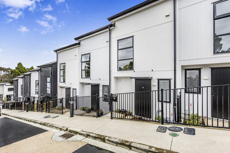 Photo of property in 18 Tokai Place, Glen Eden, 0602