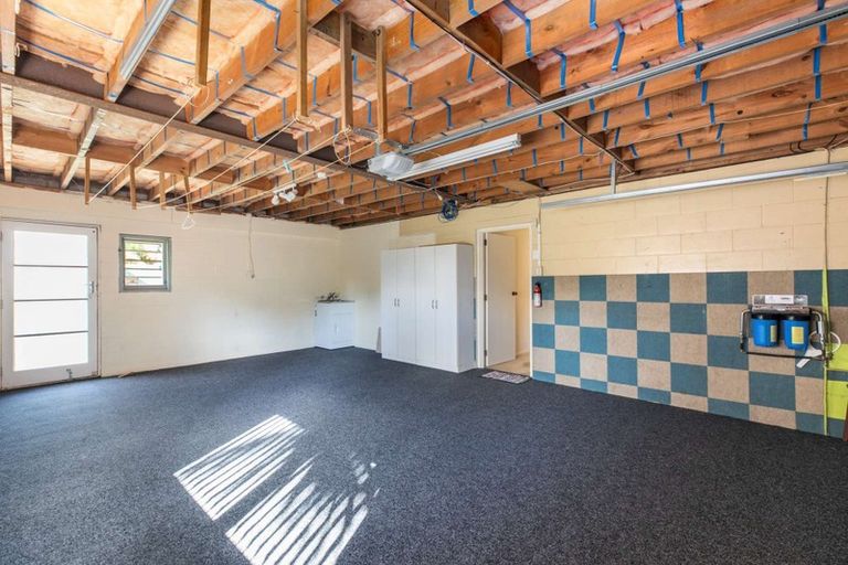 Photo of property in 11 Grassmere Road, Henderson Valley, Auckland, 0612