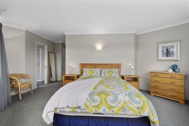 Photo of property in 18 Schopolo Place, Schnapper Rock, Auckland, 0632