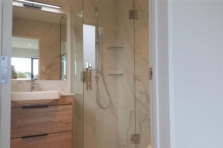 Photo of property in 3a Horizon Way, West Harbour, Auckland, 0618