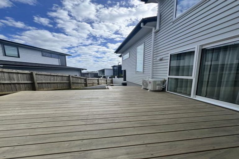 Photo of property in 8 Hooten Place, Oteha, Auckland, 0632