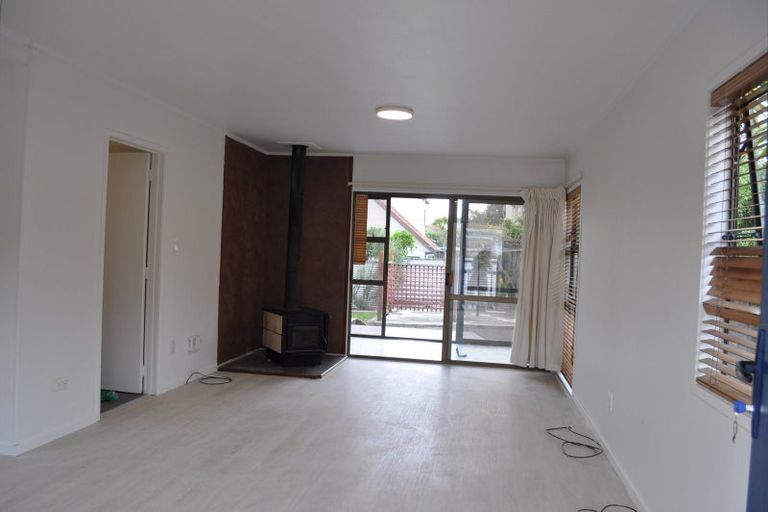 Photo of property in 2/36 Hillcrest Avenue, Hillcrest, Auckland, 0627