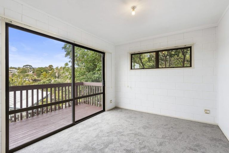 Photo of property in 2/90 Browns Bay Road, Rothesay Bay, Auckland, 0630